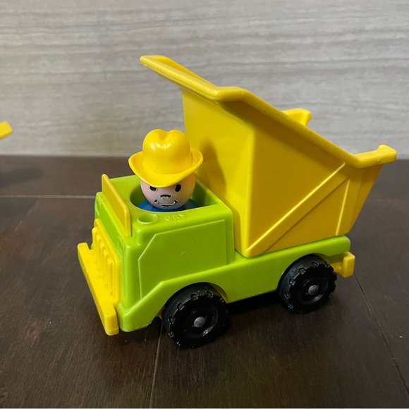 Fisher Price Little People Vintage 70s Lift & Load Trucks and People - Picture 2 of 4